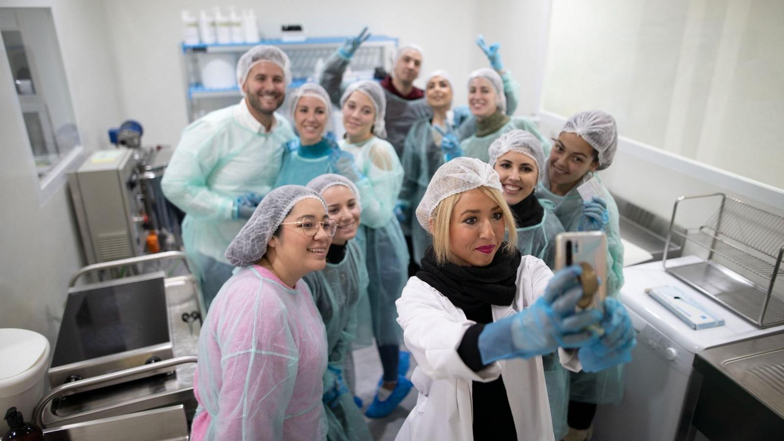 Los alumnos disfrutan de la experiencia y aprenden a crear su propia mascarilla