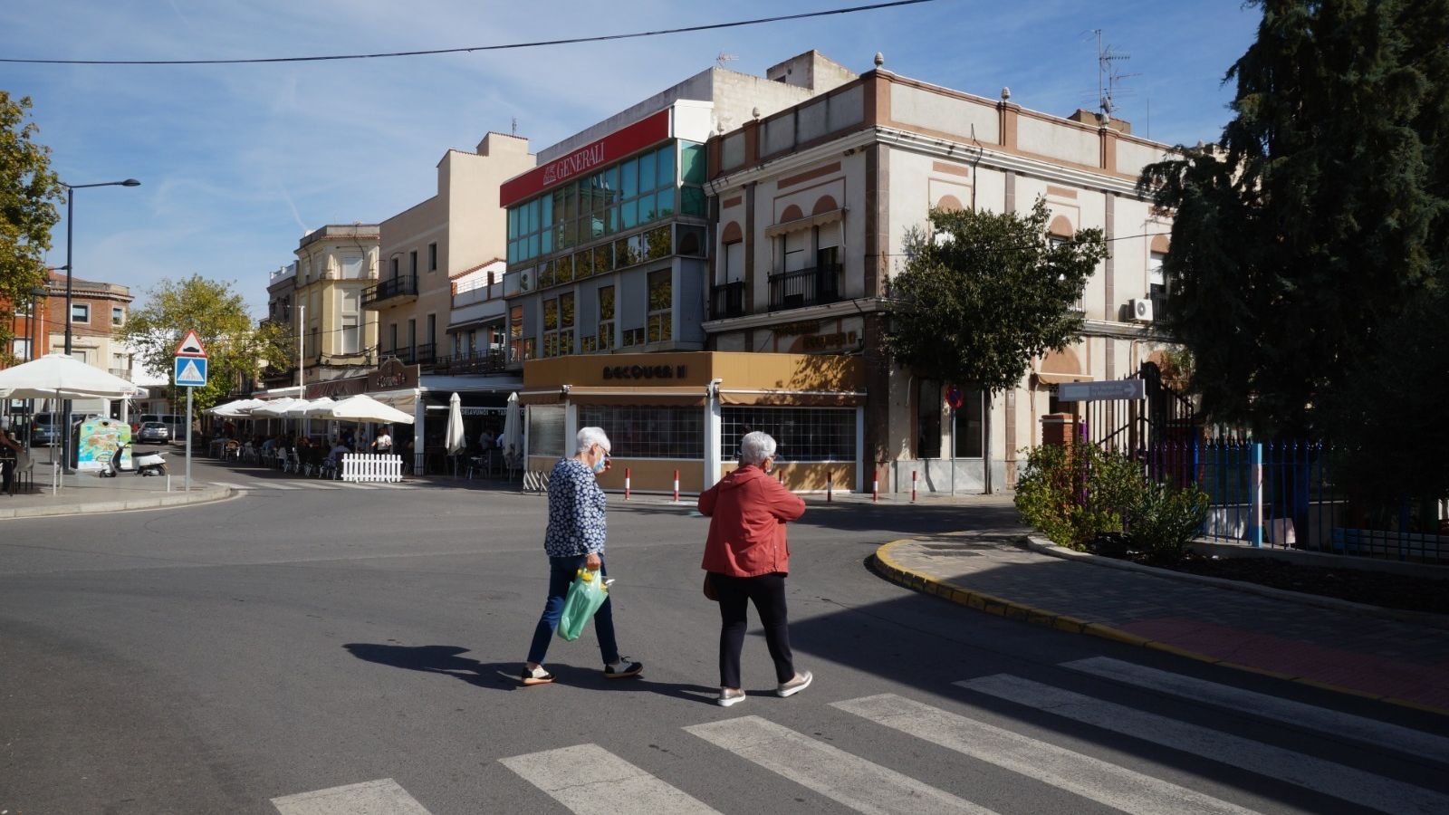 Dos personas caminan por el centro de Peñarroya-Pueblonuevo.