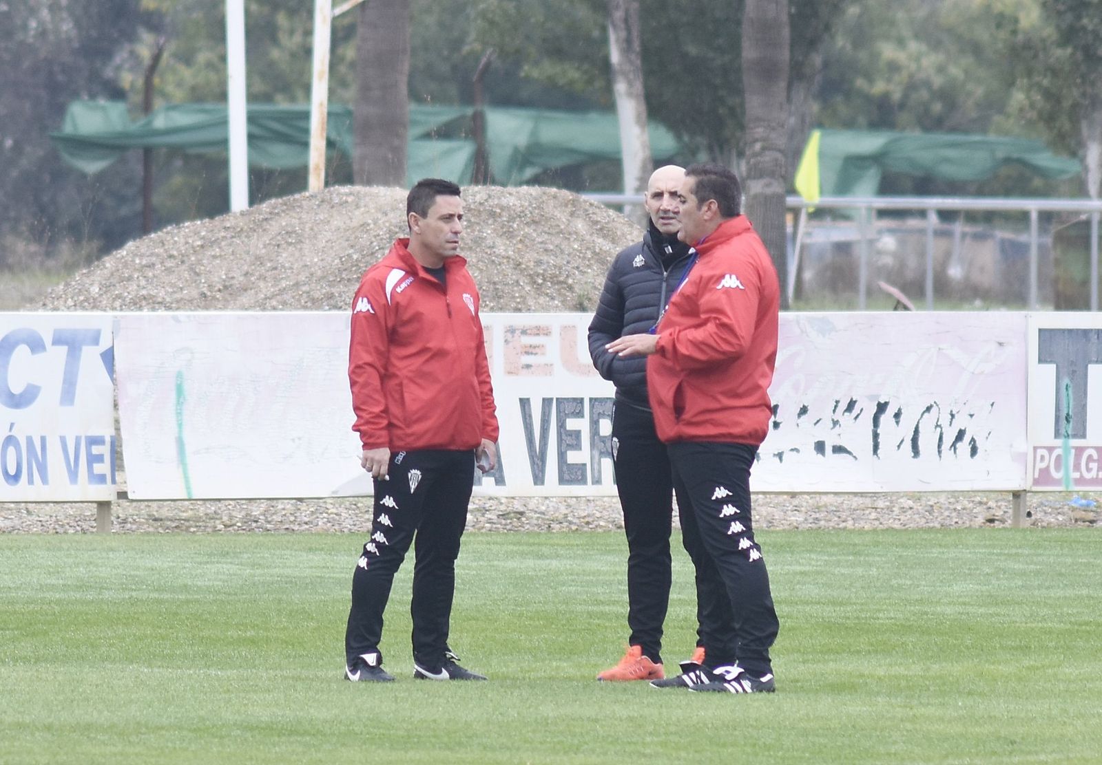 Sandoval dialoga con sus ayudantes durante un entrenamiento en la Ciudad Deportiva.