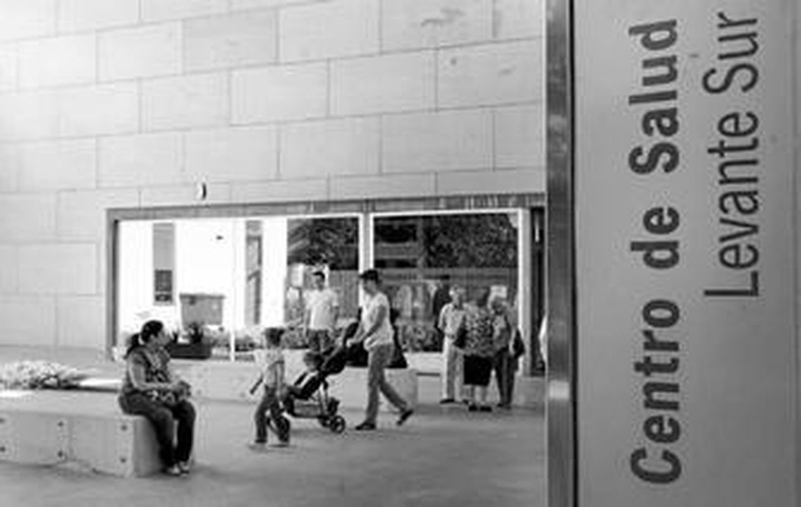 Diversos usuarios del centro de salud Levante Sur salen de estas instalaciones.