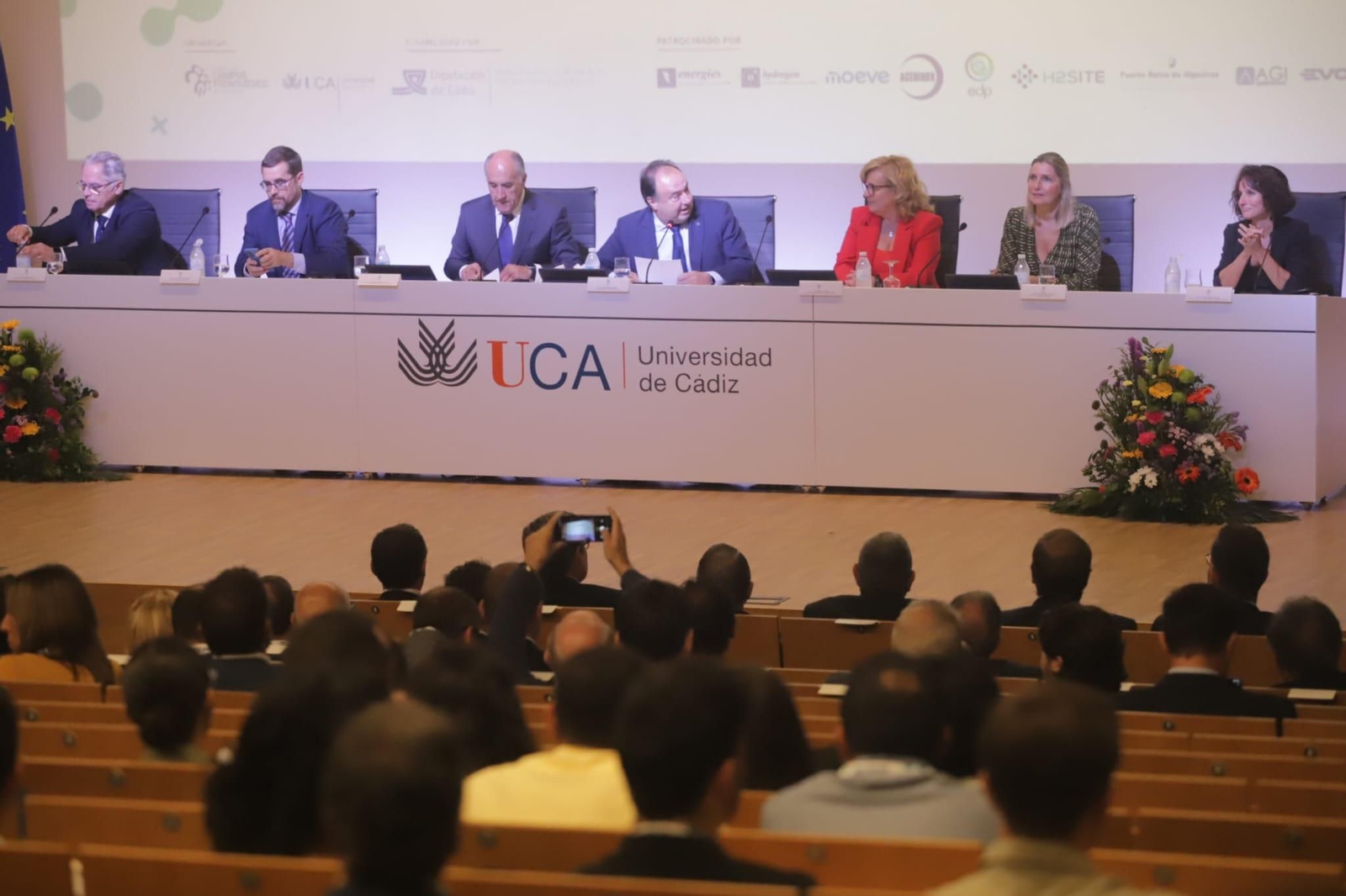 Jacinto Muñoz, vicepresidente tercero de la Diputación de Cádiz; José Javier Alonso, secretario de Industria y Minas de la Junta; José Ignacio Landaluce, alcalde de Algeciras; Casimiro Mantell, rector de la UCA; Esperanza Pérez, coordinadora de la AGE; Susana Pérez Custodio, presidenta de la Mancomunidad del Campo de Gibraltar, y Paloma Cubillas, directora de la ETSI de Algeciras, durante la inauguración del congreso Rh2edin
