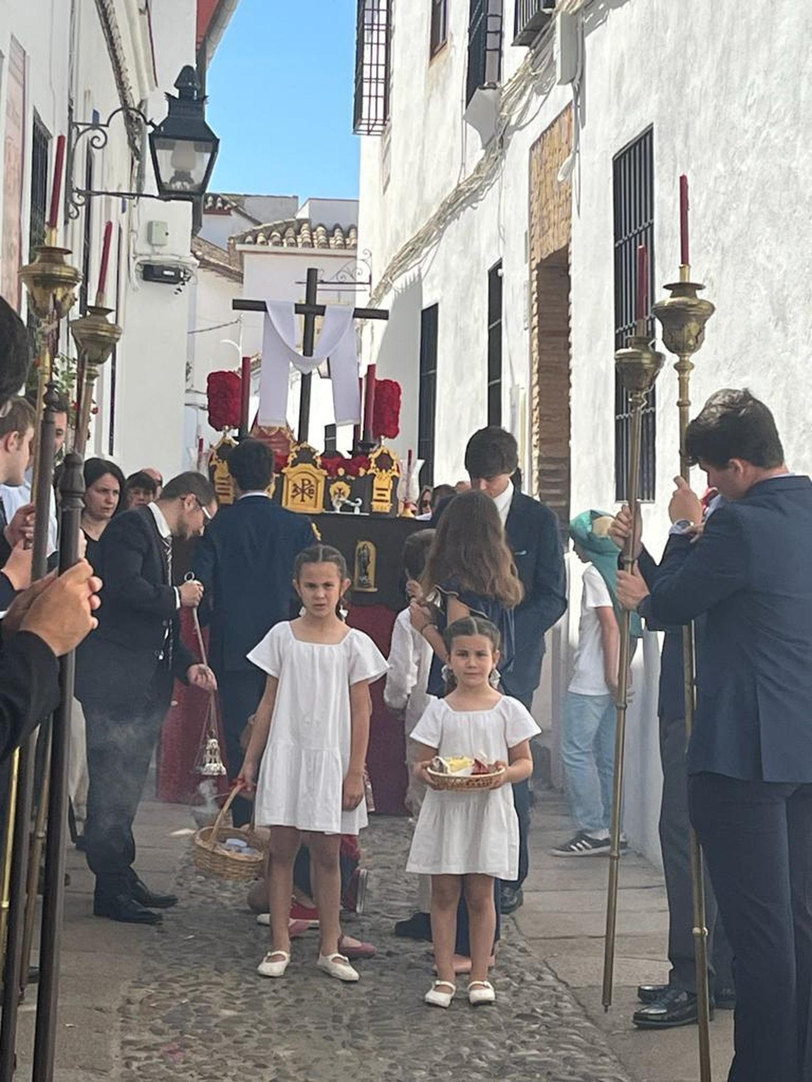 Alcorce pasea por la Judería de Córdoba la tradicional Cruz de Mayo, en imágenes