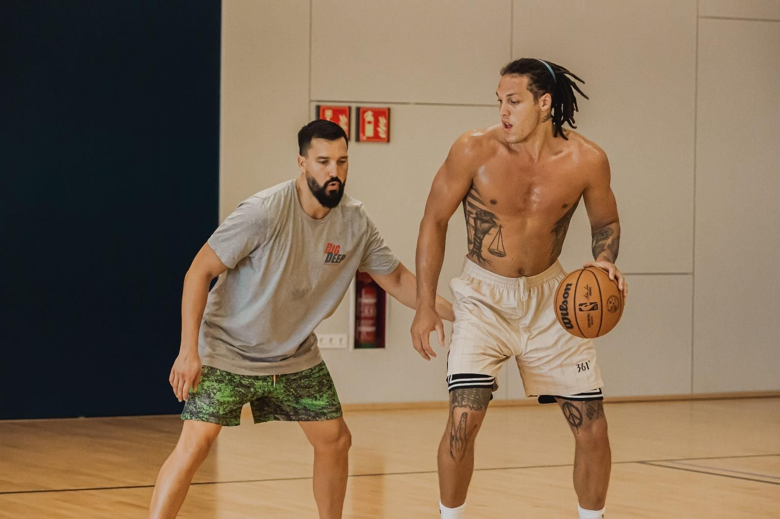Alfonso Sánchez, con Aaron Gordon, estrella de la NBA, en The Embassy.