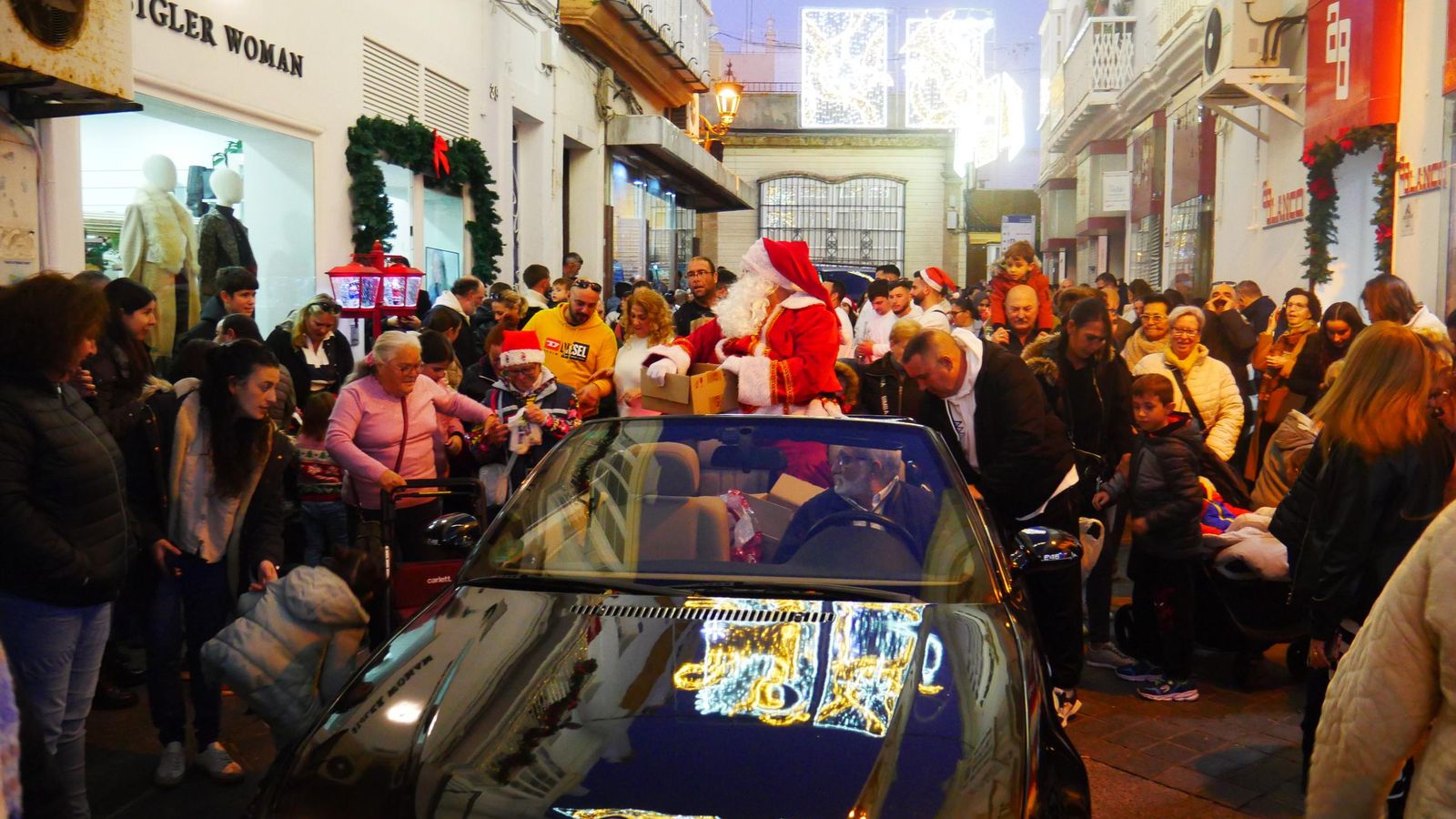 El cortejo de la cabalgata, a su paso por la calle Rosario.