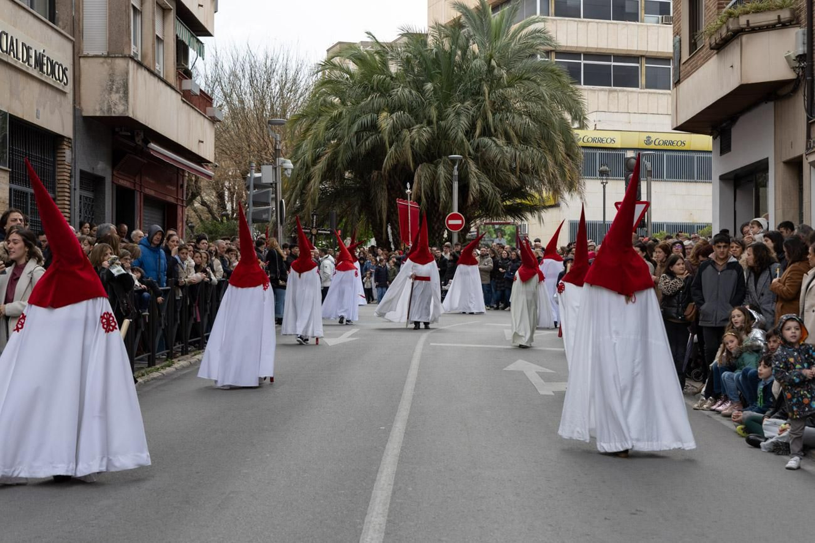 La temida lluvia impide el desarrollo normal de este Martes Santo