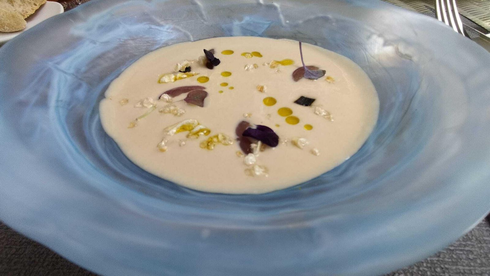 Ajo blanco de coco, sardinas ahumadas, uvas encurtidas y airbag de cerdo Ajo blanco de coco, sardinas ahumadas, uvas encurtidas y airbag de cerdo