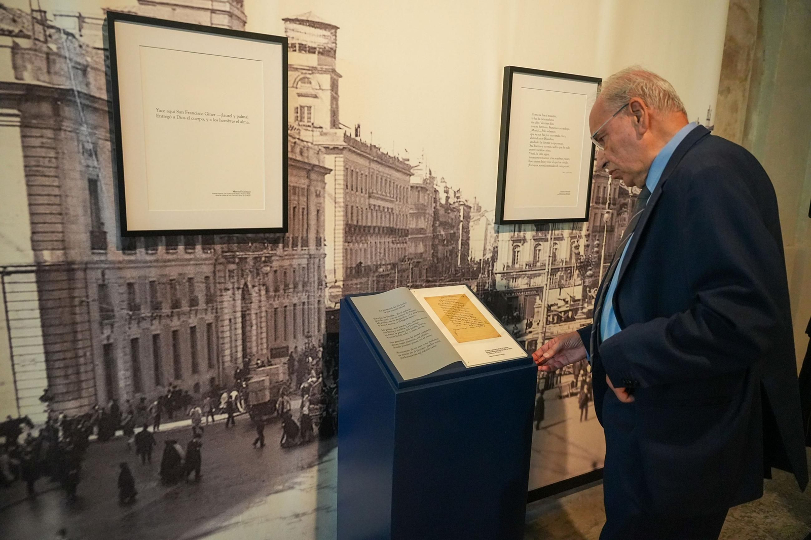 Las imágenes de la visita del Rey a la exposición de los Hermanos Machado en Sevilla