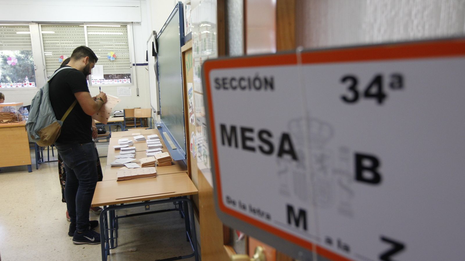 Elección de las papeletas en uno de los colegios electorales de la capital