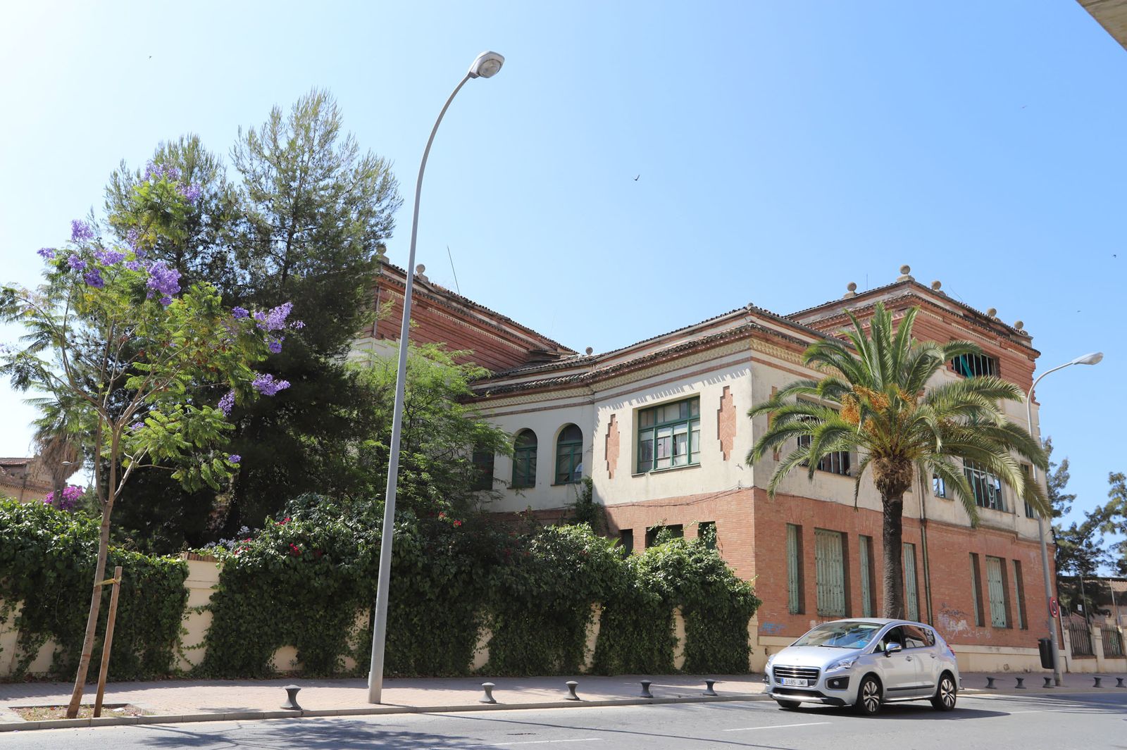 El edificio del antiguo Colegio de Ferroviarios.