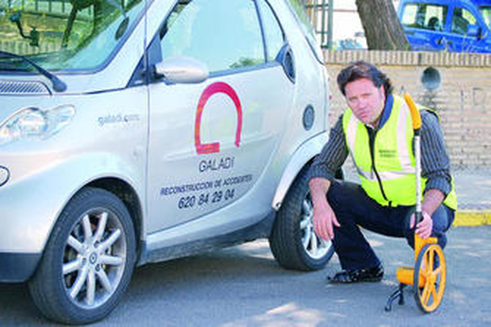 Francisco Galadí, director de la empresa, realizando una serie de mediciones.