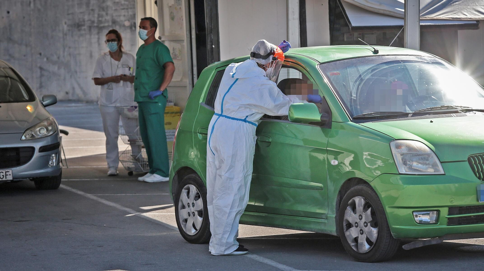 Sanitarios realizando pruebas diagnósticas en el autocovid del hospital de Jerez, esta semana.