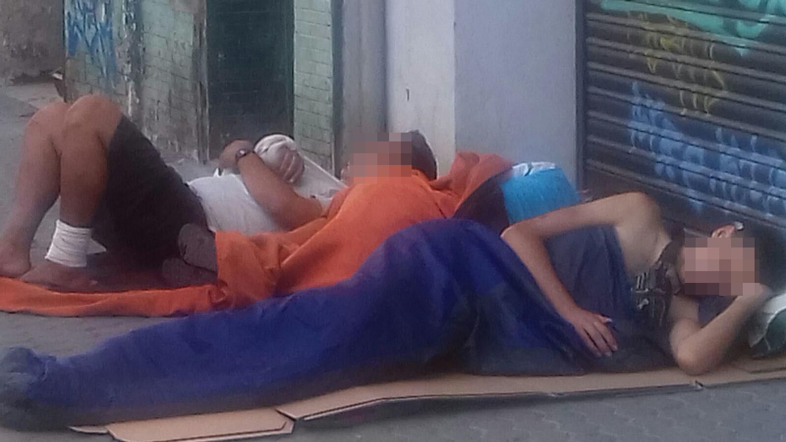 Personas durmiendo a la interperie