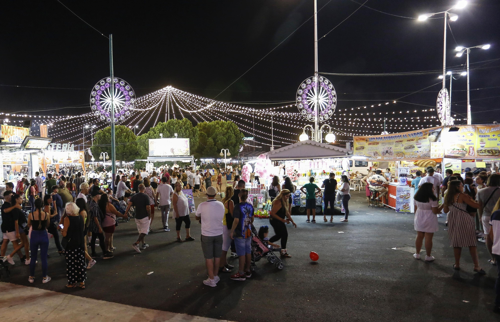 Fotos del cuarto día de Feria de Málaga en el Centro y la noche en el Real