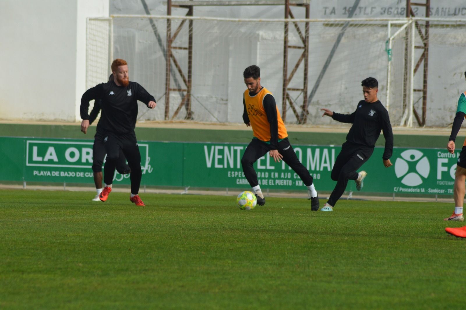 Dani del Moral, con el balón en un entrenamiento del Sanluqueño en El Palmar.