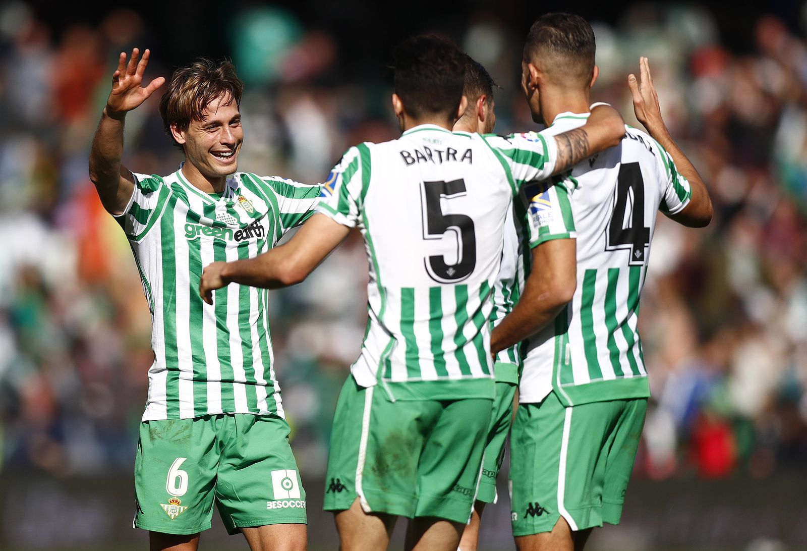 Los jugadores del Betis felicitan a Canales tras el gol de la victoria.