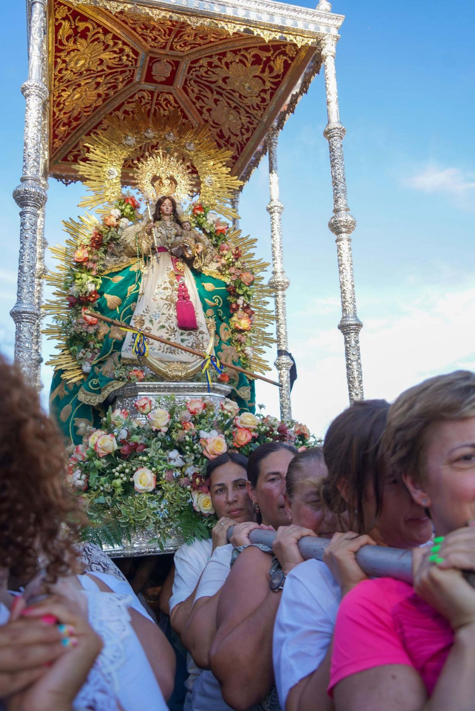 Las mujeres de Moguer también portan a su Patrona. Las mujeres de Moguer también portan a su Patrona.