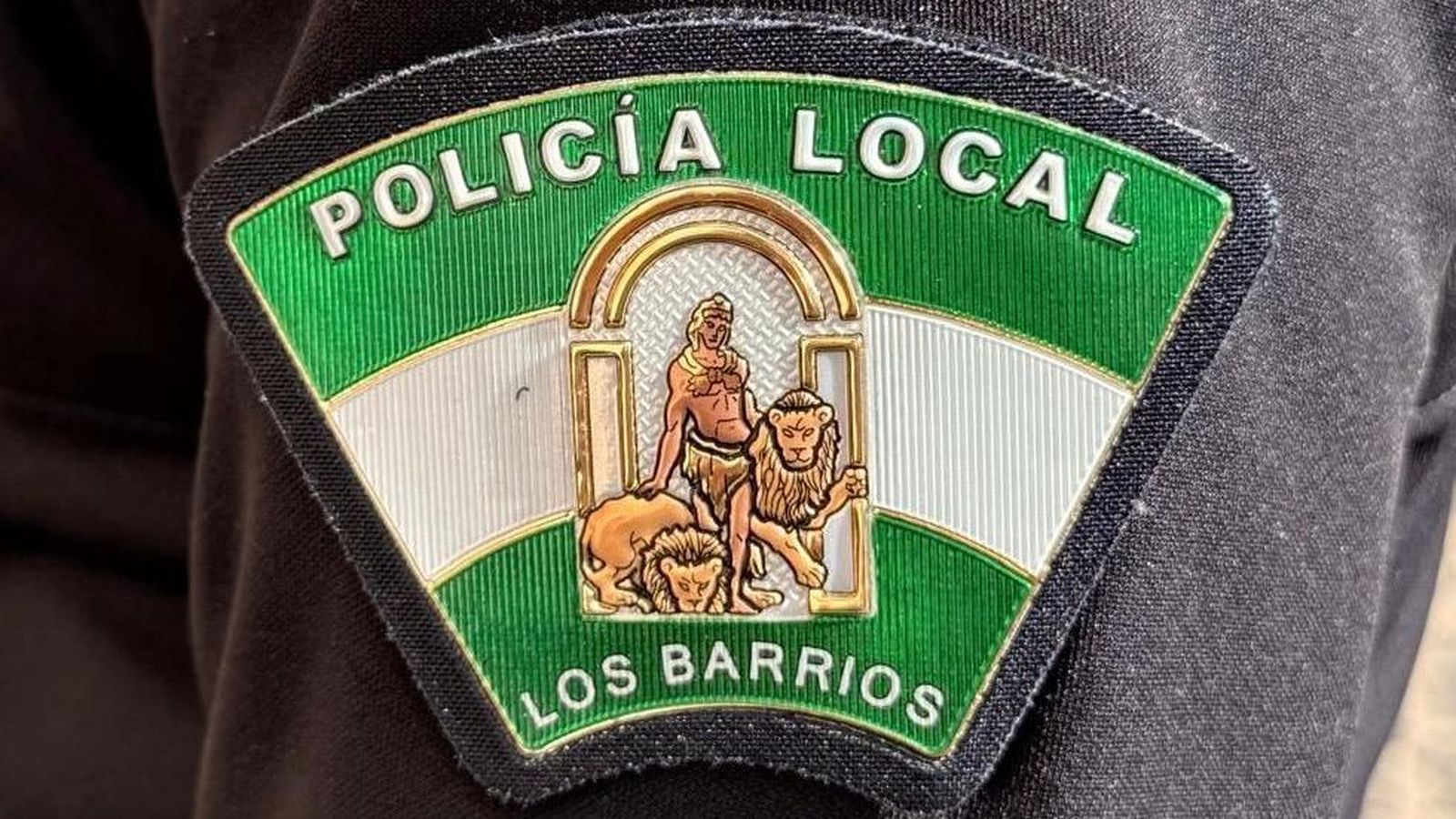 La Policía Local de Los Barrios detiene a un individuo con requisitoria judicial tras agredir a un agente.