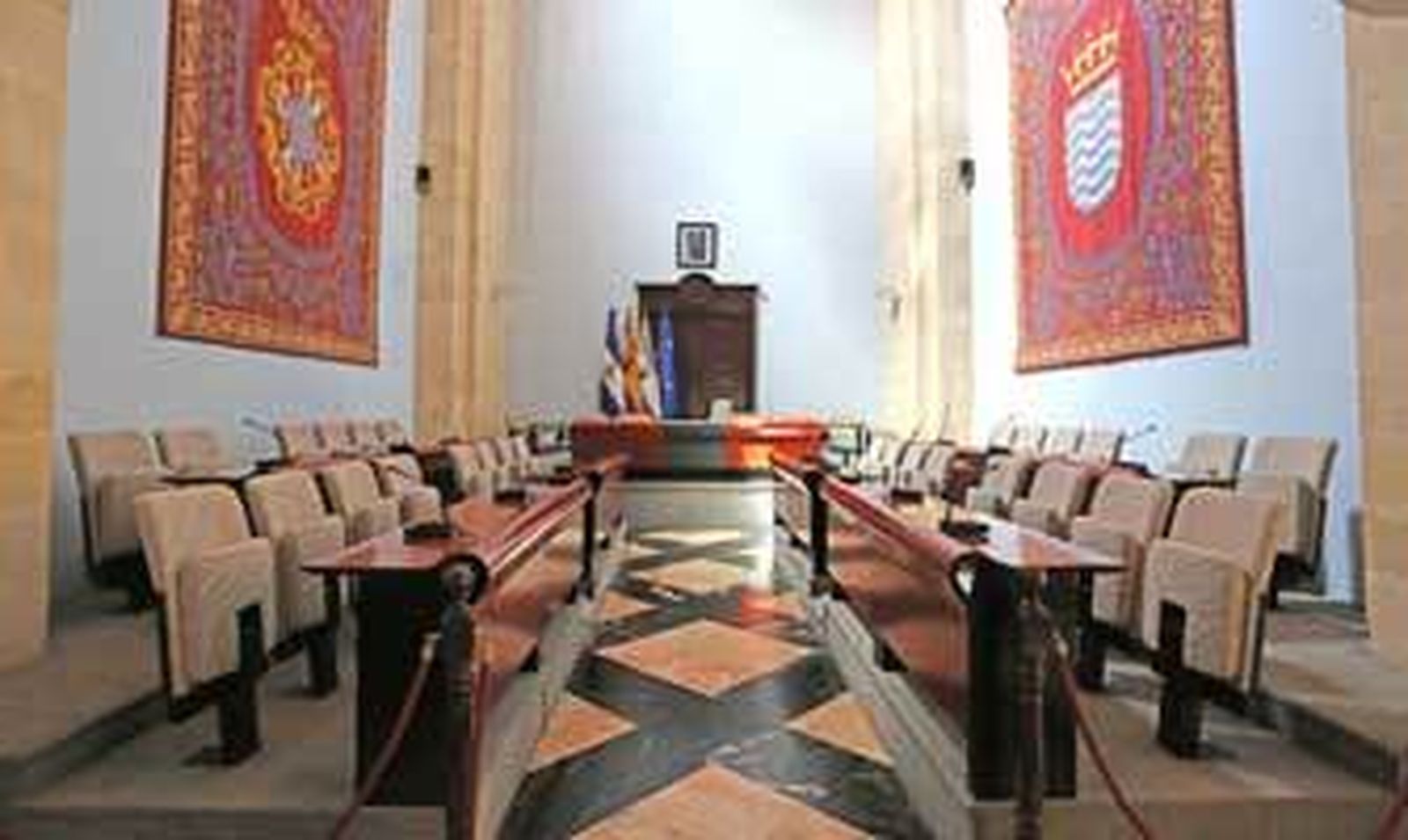 Imagen de las bancadas del salón de plenos, que contará con nuevos ediles tras las elecciones de finales de mayo. /Pascual