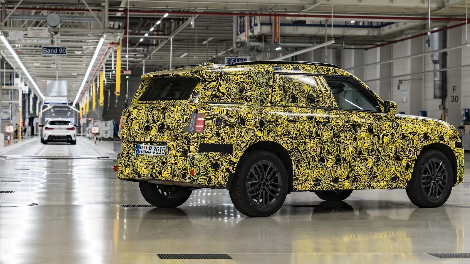 El futuro Countryman utilizará la misma plataforma que la actual, la UKL-2, lo que facilitará su integración en la planta de Leipzig junto a los BMW que también recurren a ella.