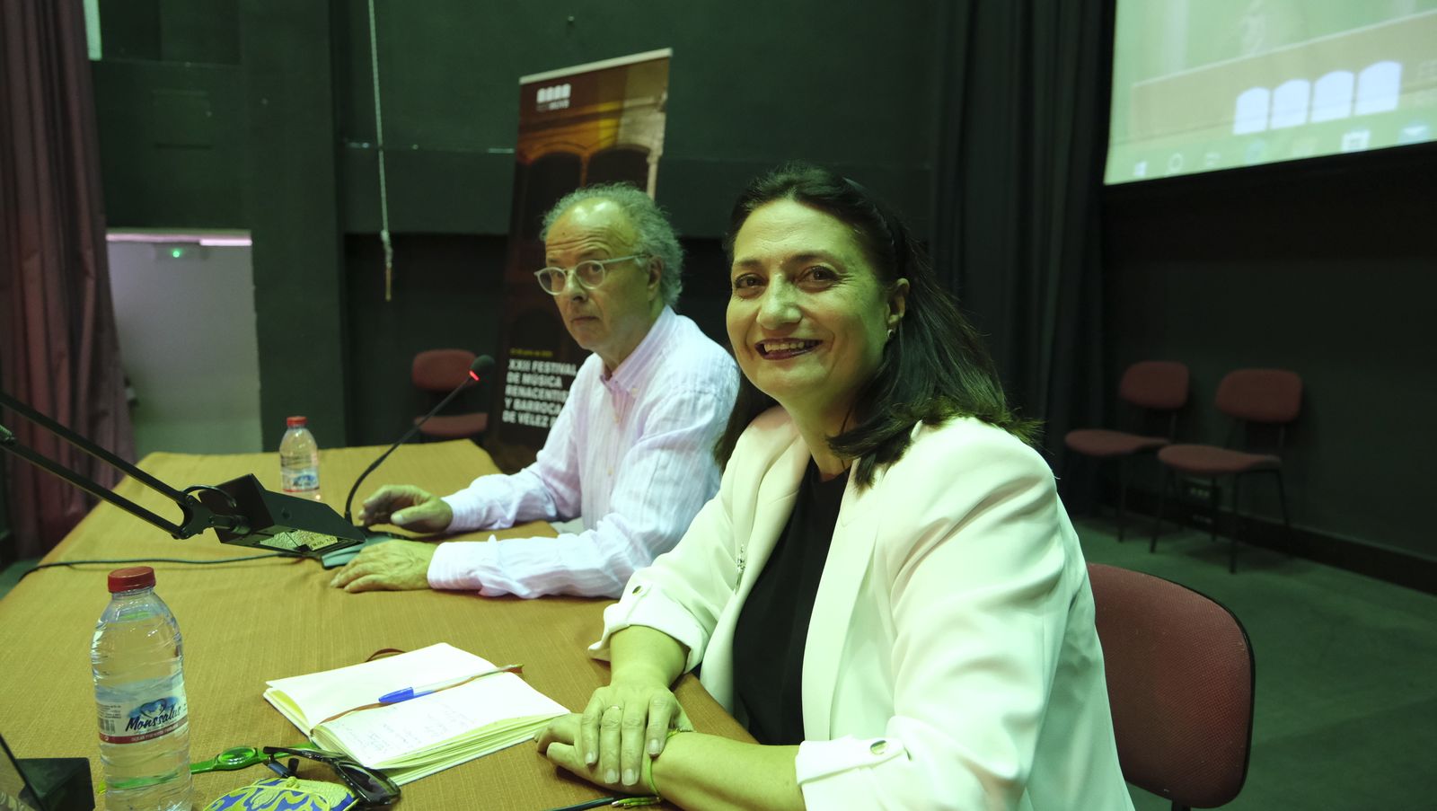 La historiadora Carmen Sanz Ayán durante su conferencia en Vélez-Blanco.