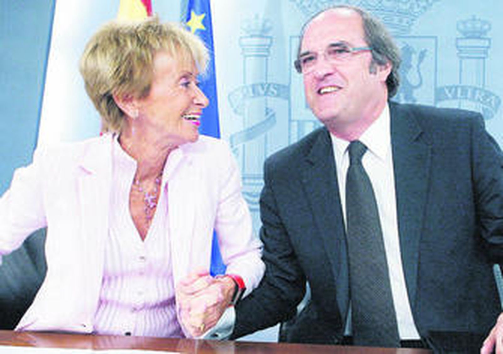 La vicepresidenta primera del Gobierno y el ministro de Educación durante la rueda de prensa, ayer, tras el Consejo de Ministros.