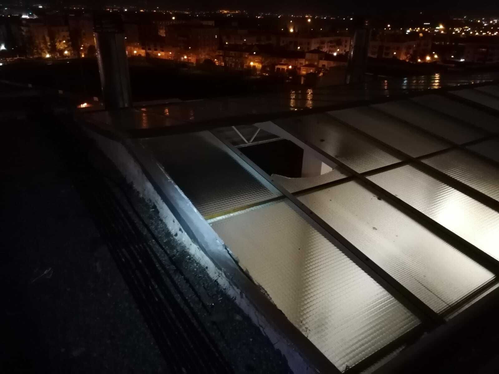 La claraboya fracturada desde la que se precipitó el joven herido.