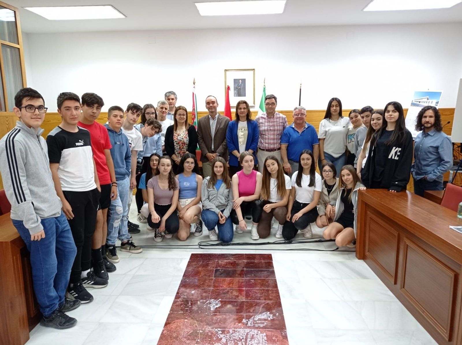 La alcaldesa con los estudiantes del IES Aurantia.