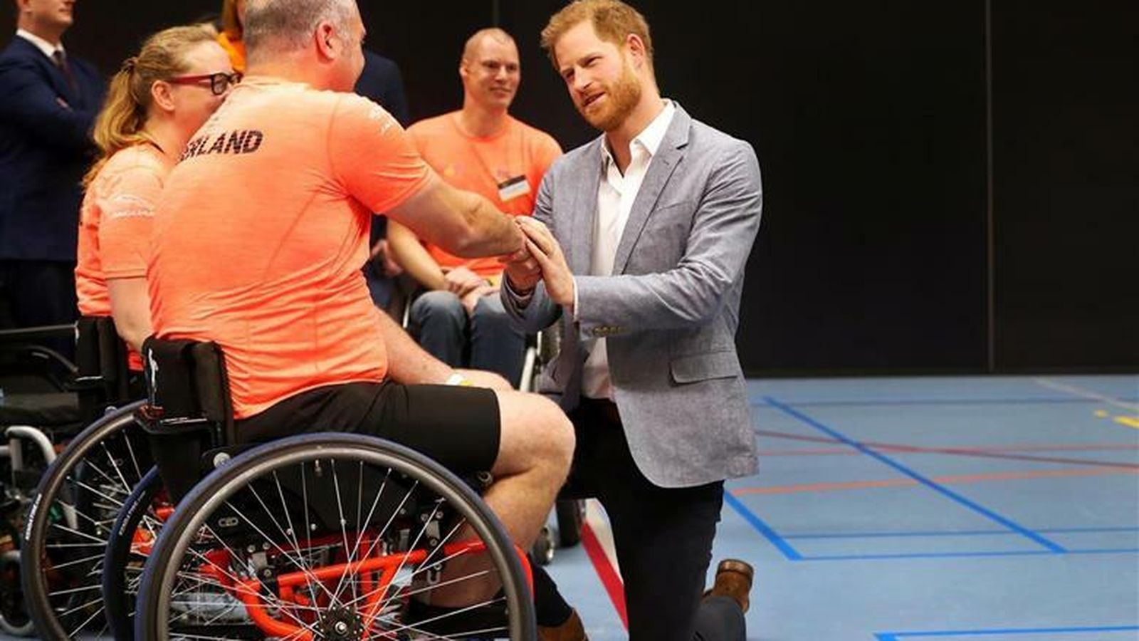 El nieto de Isabel II, saludando a uno de los participantes.