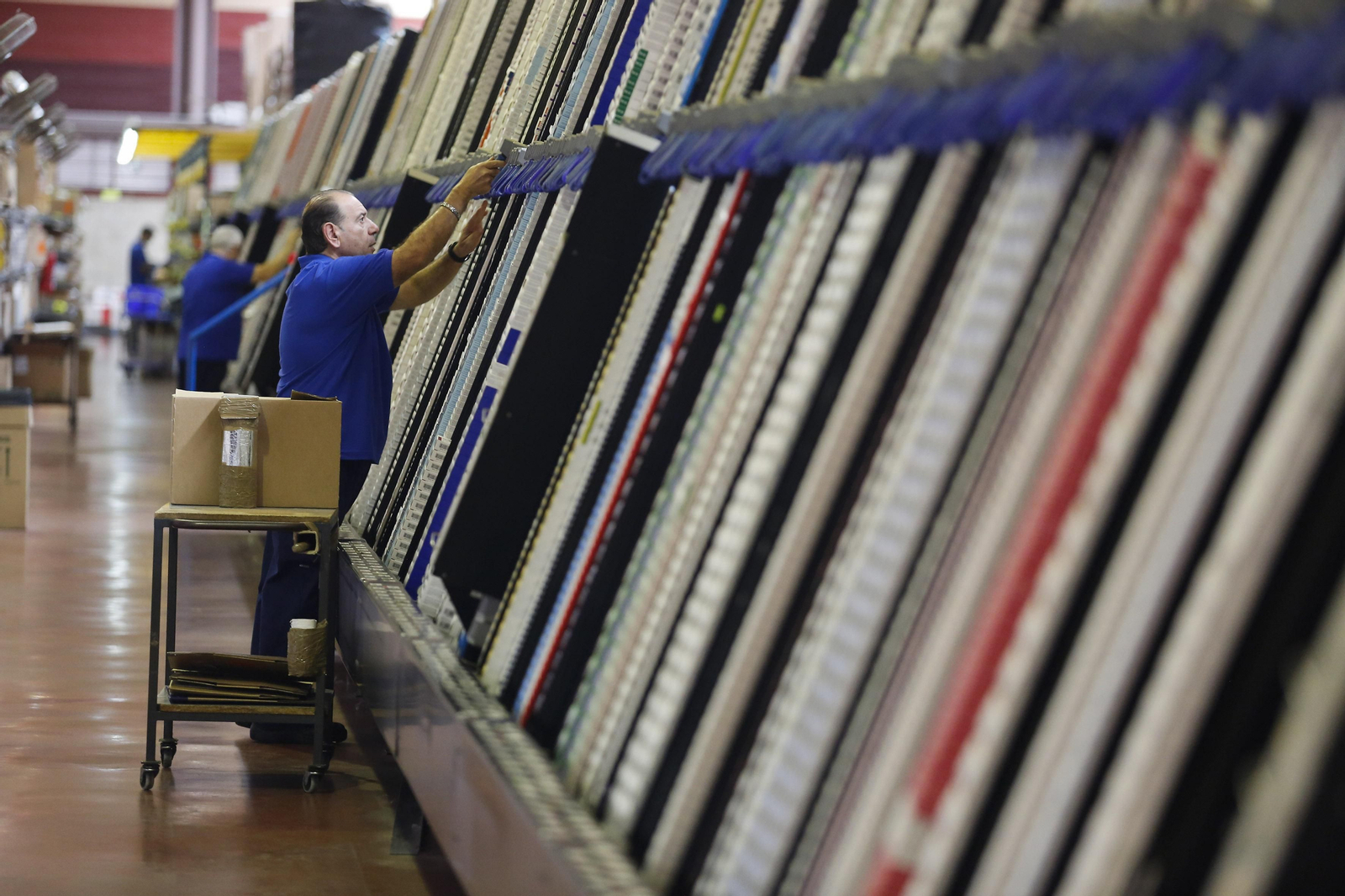 Trabajadores en las instalaciones de la cooperativa en el polígono de Trévenez, en Málaga capital.