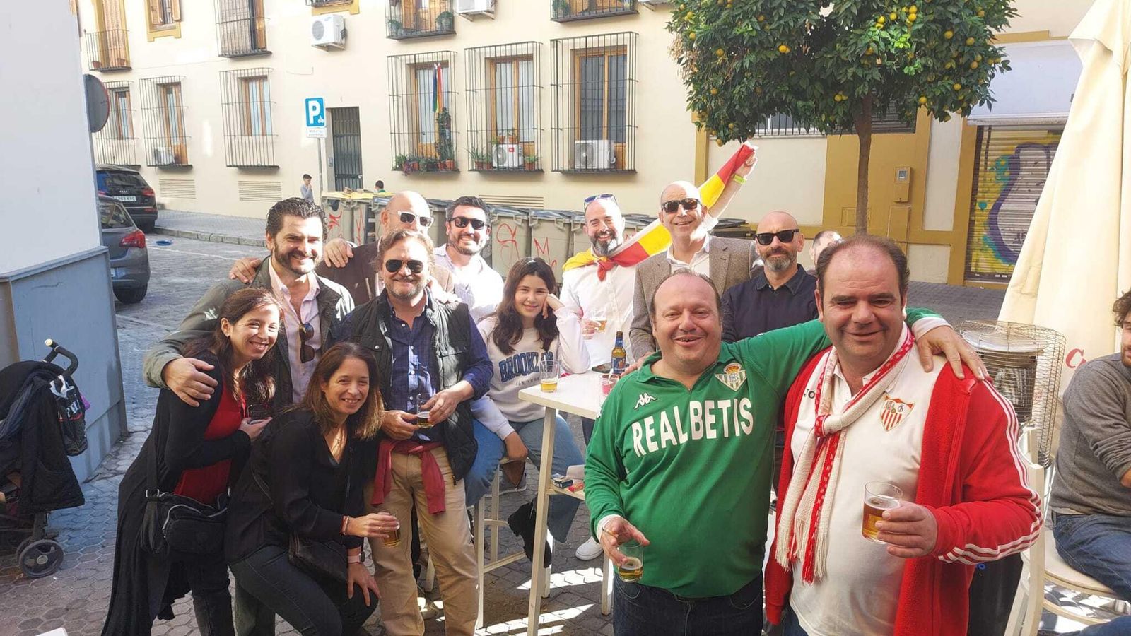 Aficionados sevillistas y algún bético, en los prolegómenos armoniosos.
