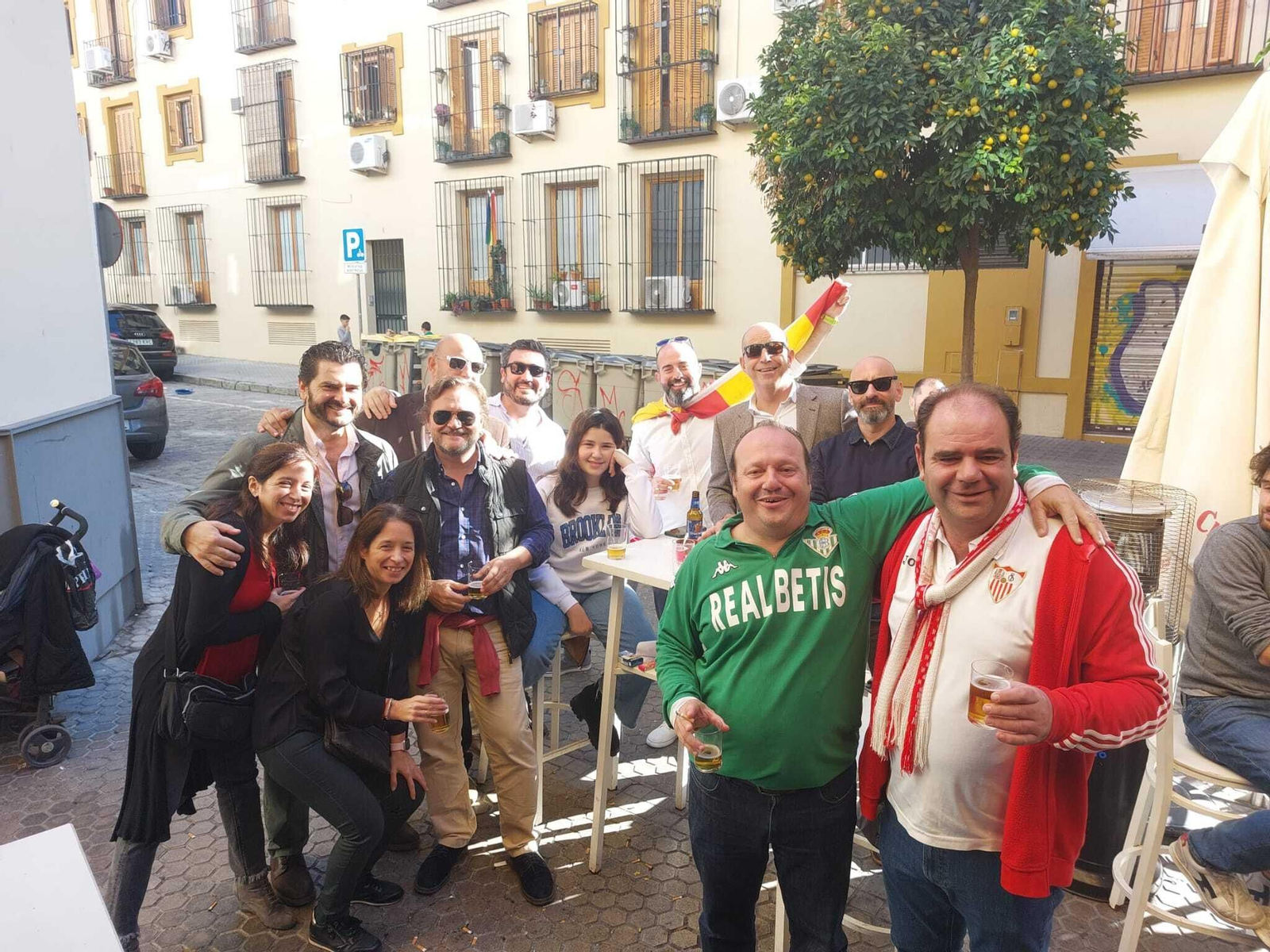 Aficionados sevillistas béticos, en los prolegómenos del último Sevilla-Betis..