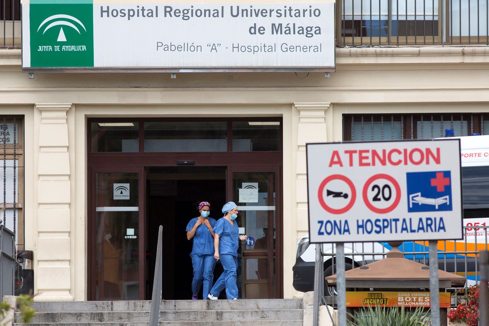 Dos trabajadoras salen del Hospital Regional Universitario de Málaga