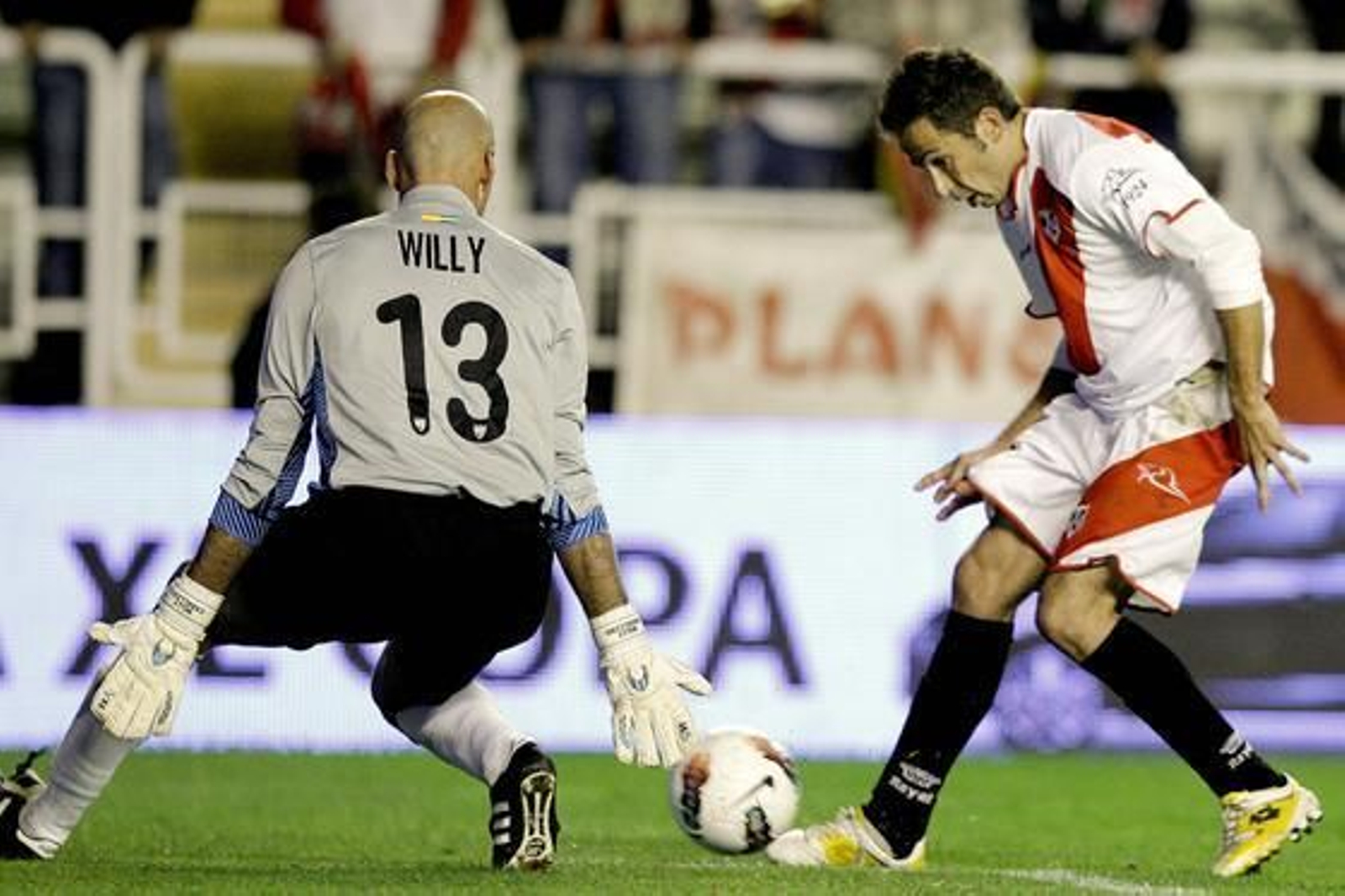 Willy intenta tapar el gol de Tamudo

Foto: EFE