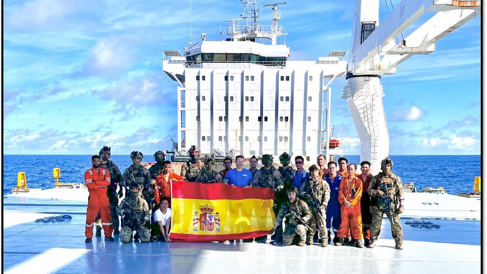 El equipo de FGNE con la tripulación del buque 'Basilisk' tras su liberación.