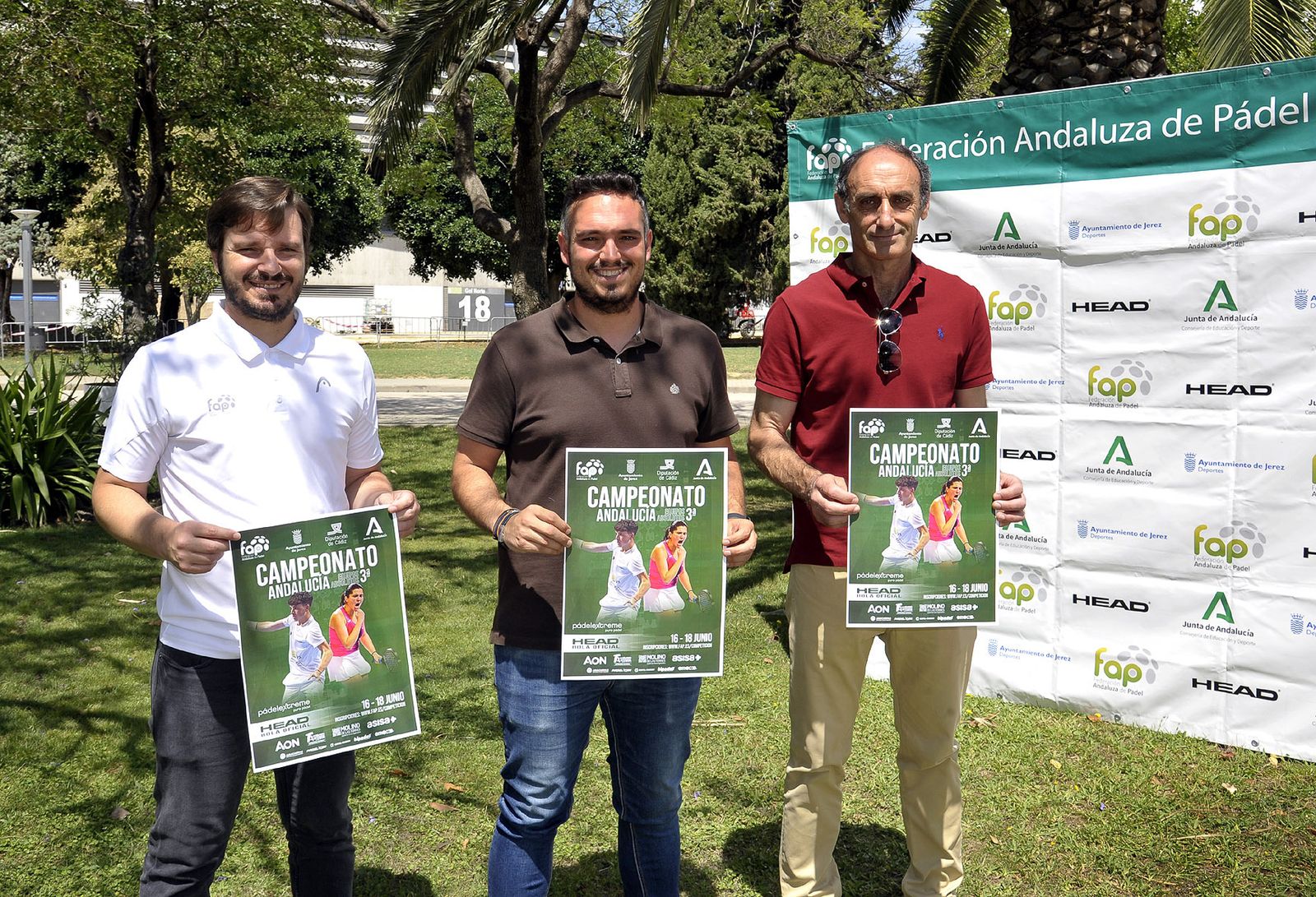 Fran Pérez, Jesús Alba y Antonio Poyatos posan con el cartel del Andaluz.