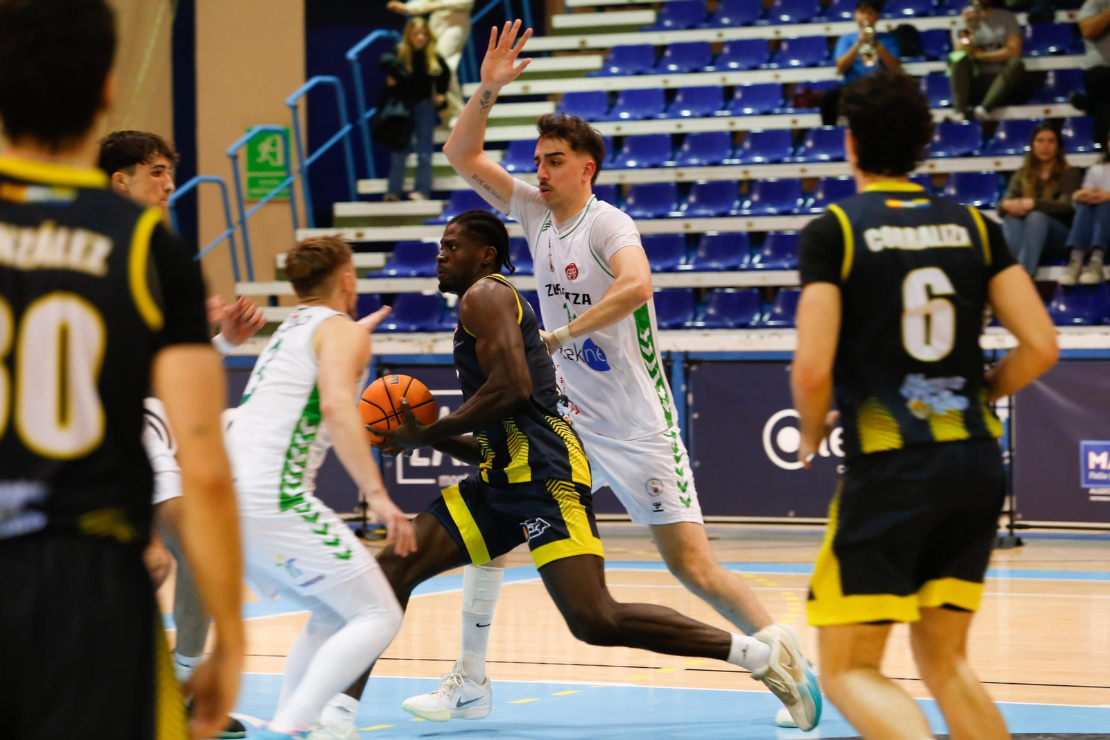 Las fotos del Udea-Zornotza de la Segunda FEB