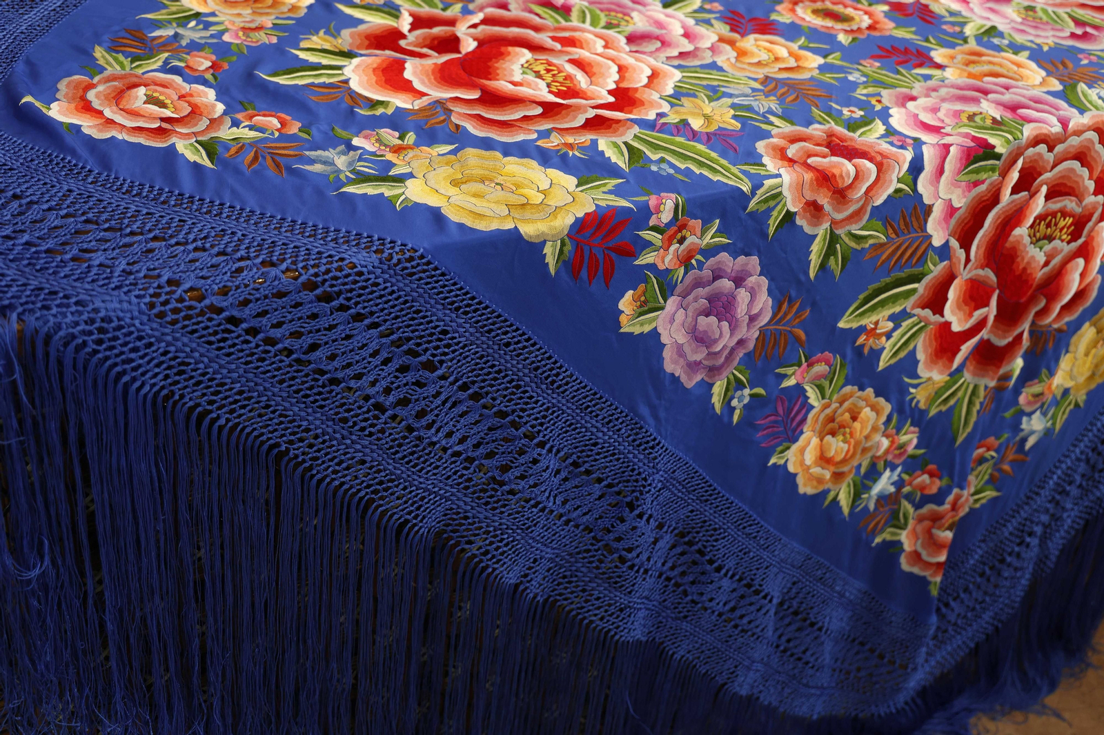 "Detalles en nácar, bordados y flecos, todos los detalles de los mantones de Foronda, en imágenes"