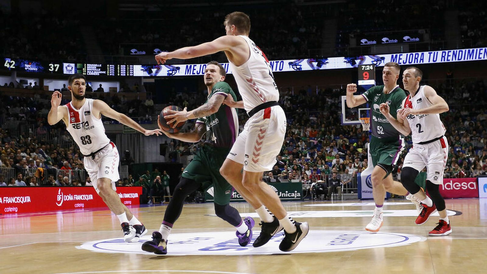 Adams trata de anotar en el partido ante el Bilbao Básket.