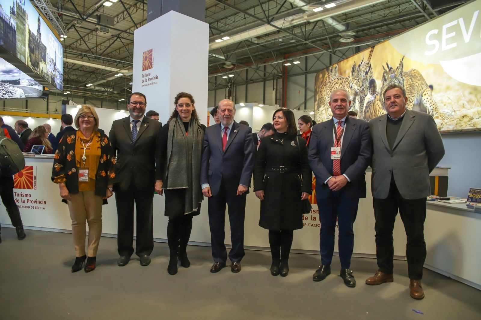 El presidente de la Diputación, Fernando Rodríguez Villalobos, junto con los alcaldes de los distintos municipios que han hecho promoción en Fitur.