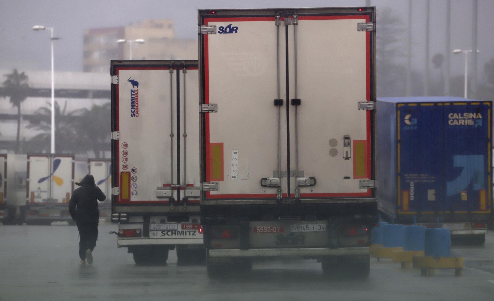 Fotos de la borrasca Joseph: Rachas de 100 km/h cierran el Estrecho y colapsan el Puerto de Algeciras