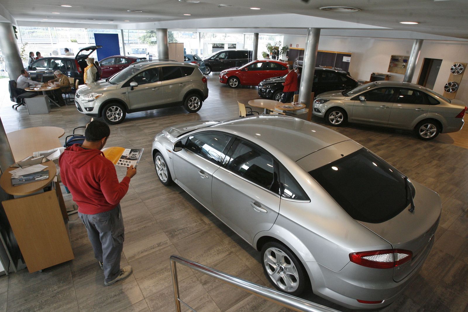 El interior de un concesionario.