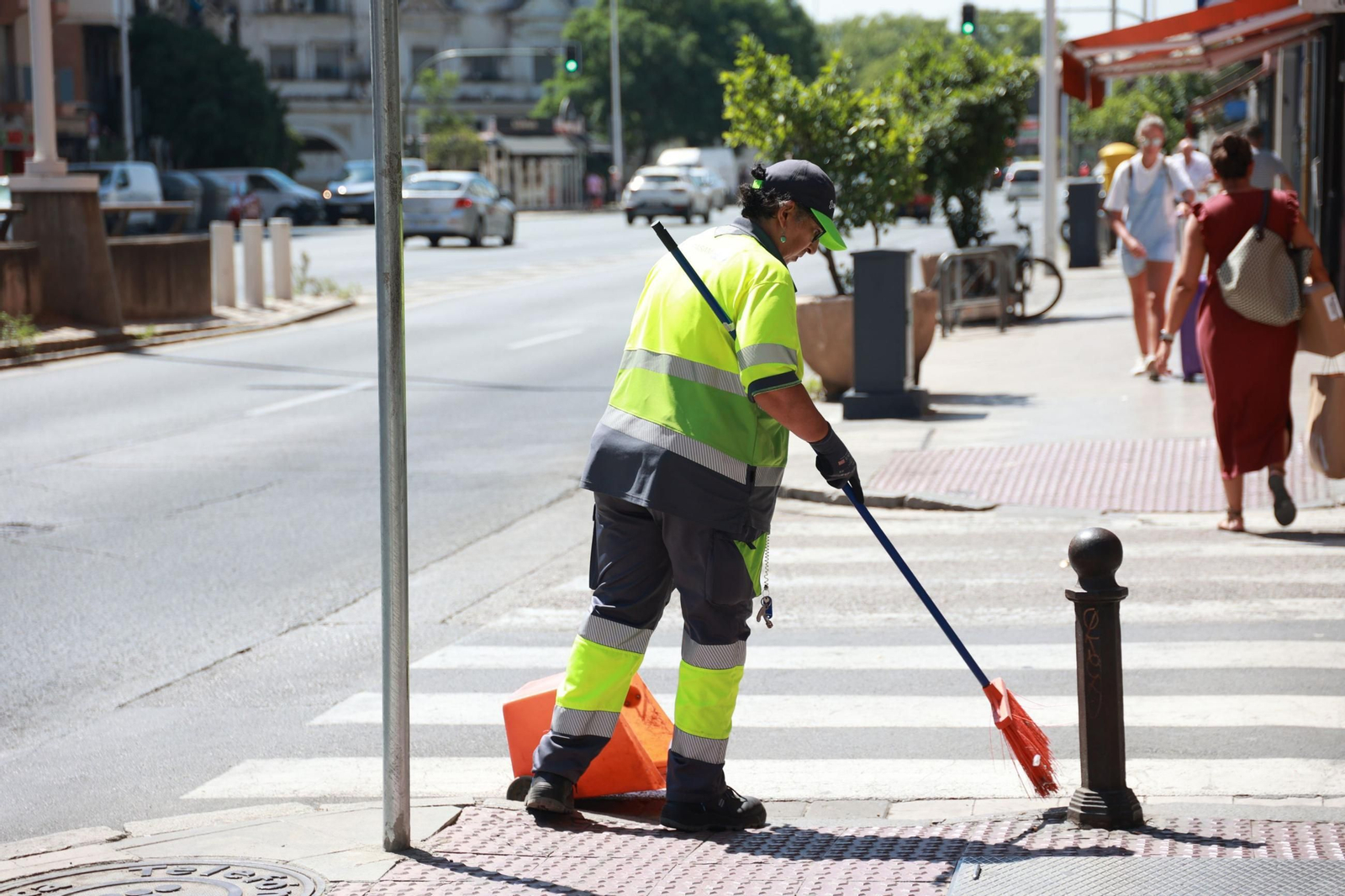 Una operaria de Lipasam en Sevilla