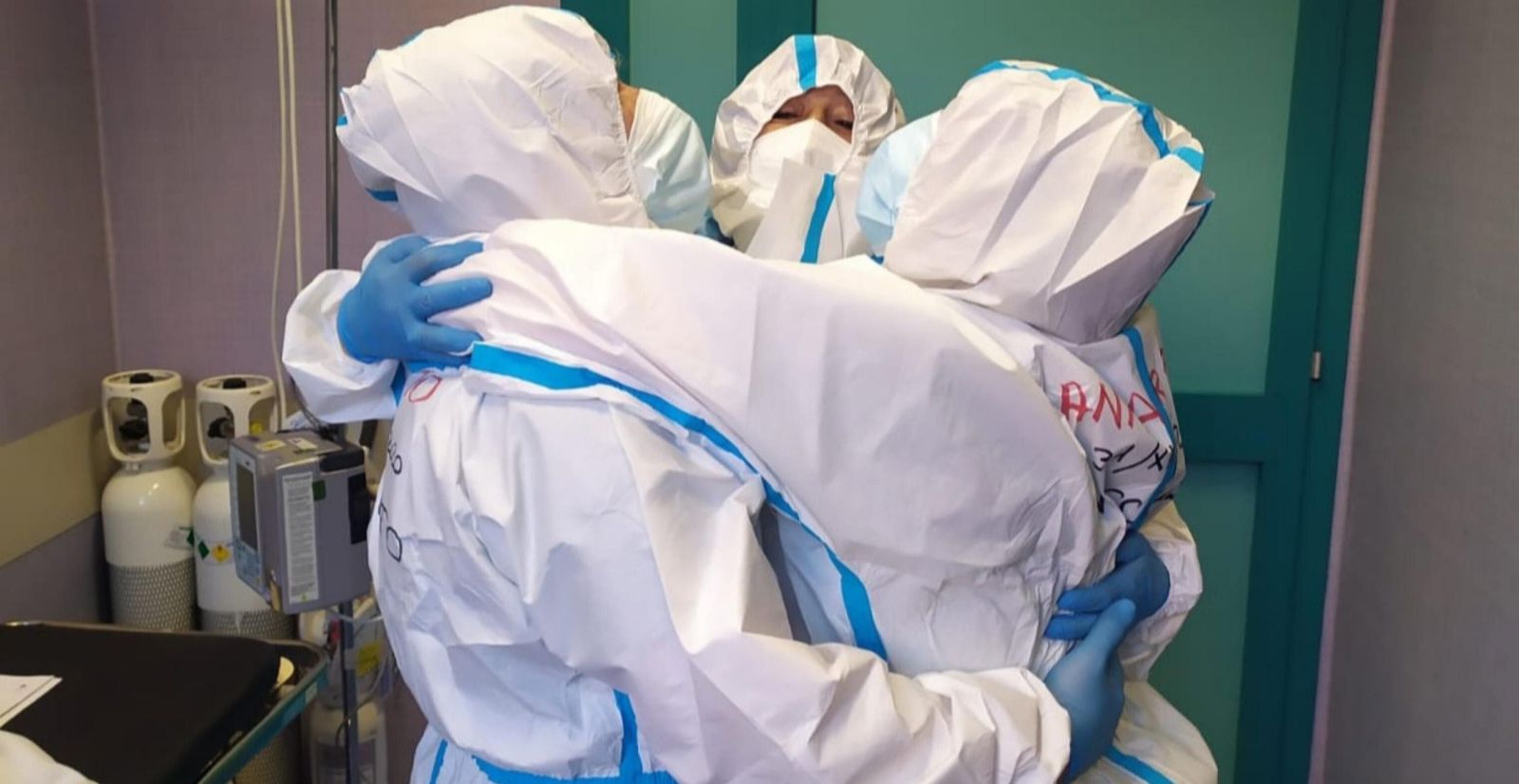 Tres profesionales sanitarias se abrazan después de recibir la vacuna contra el covid-19.