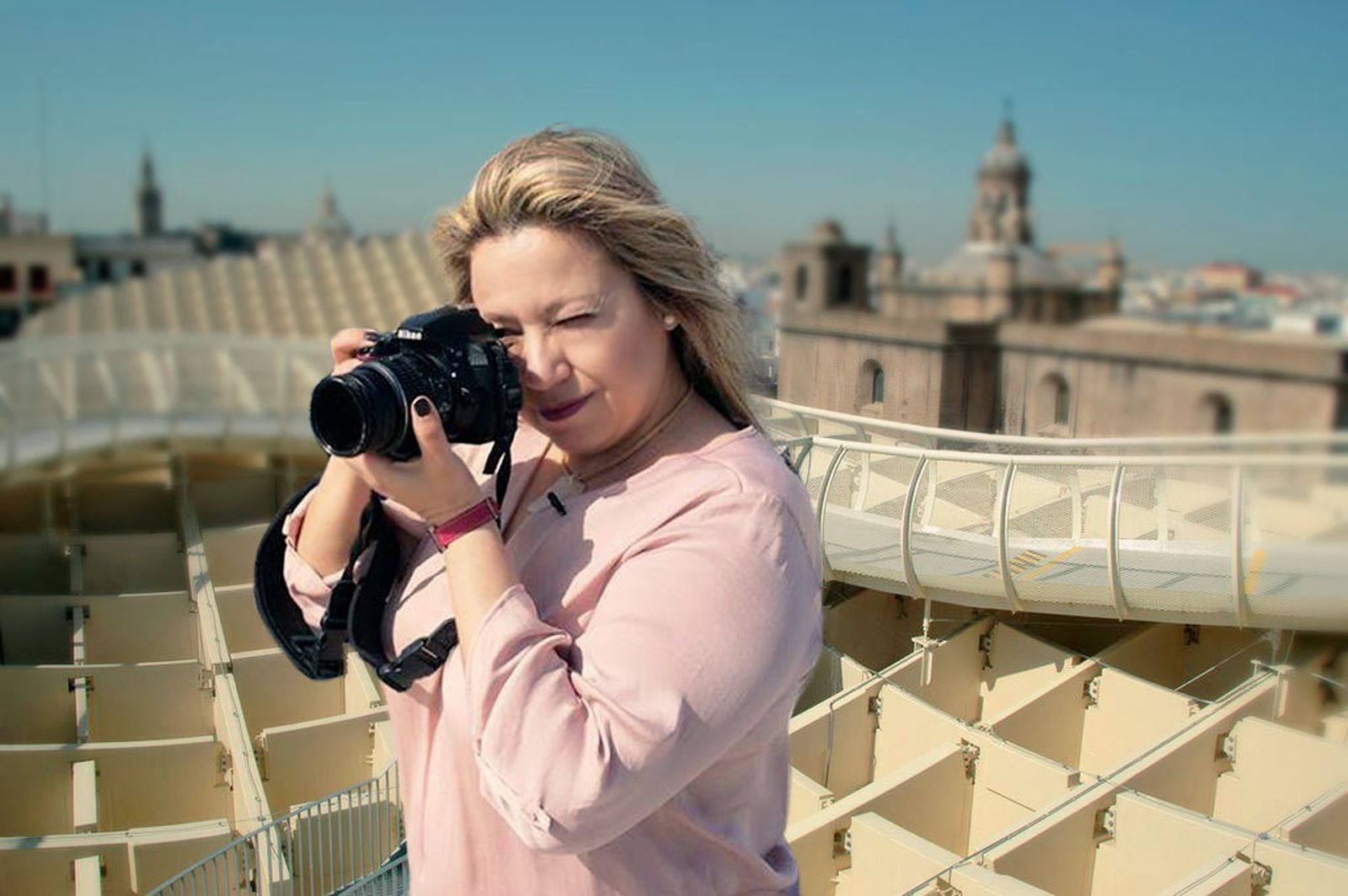 Mar Villalba trabajando en las Setas para uno de sus post en el blog Mi ruta.