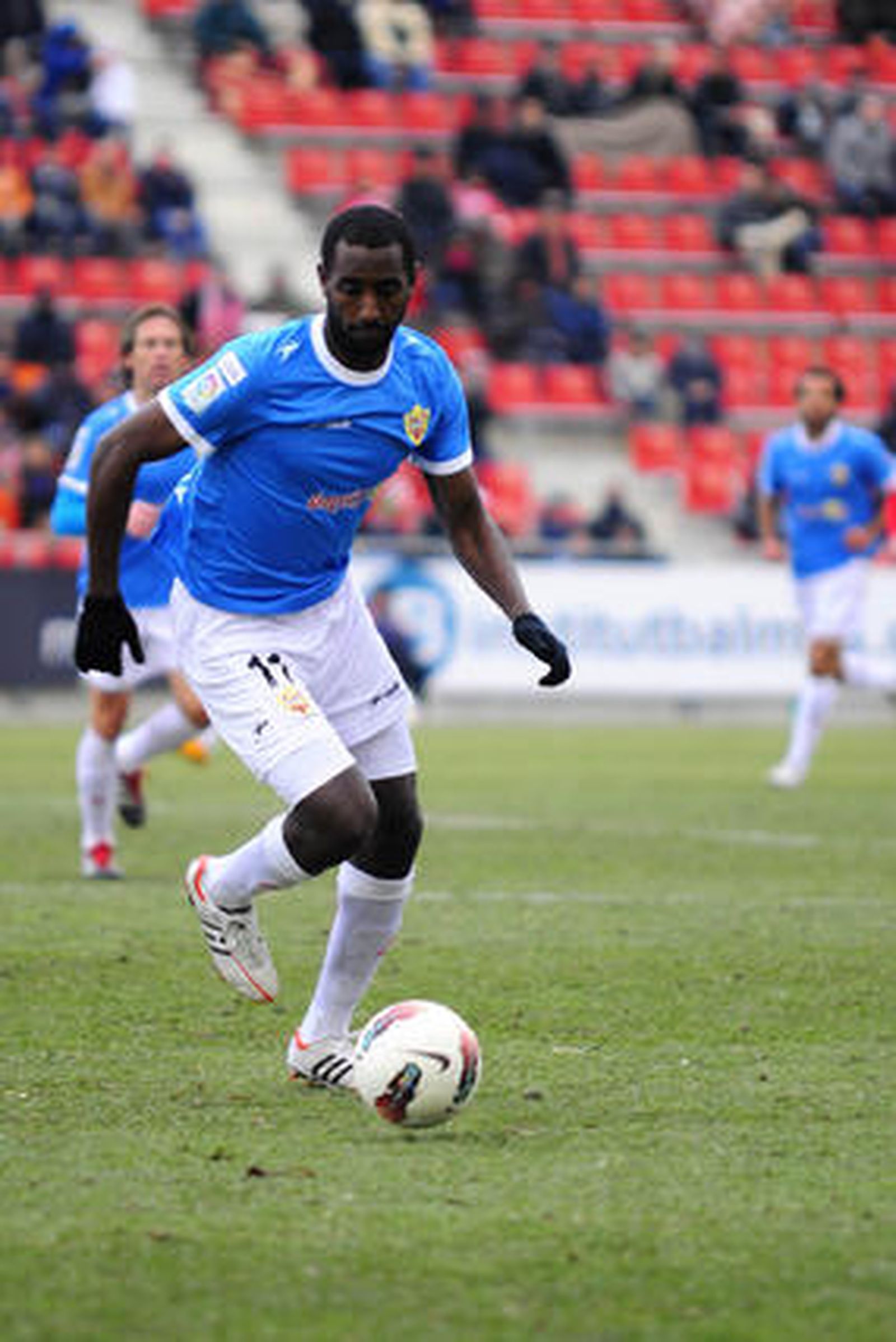 Goitom controla el esférico. / LOF