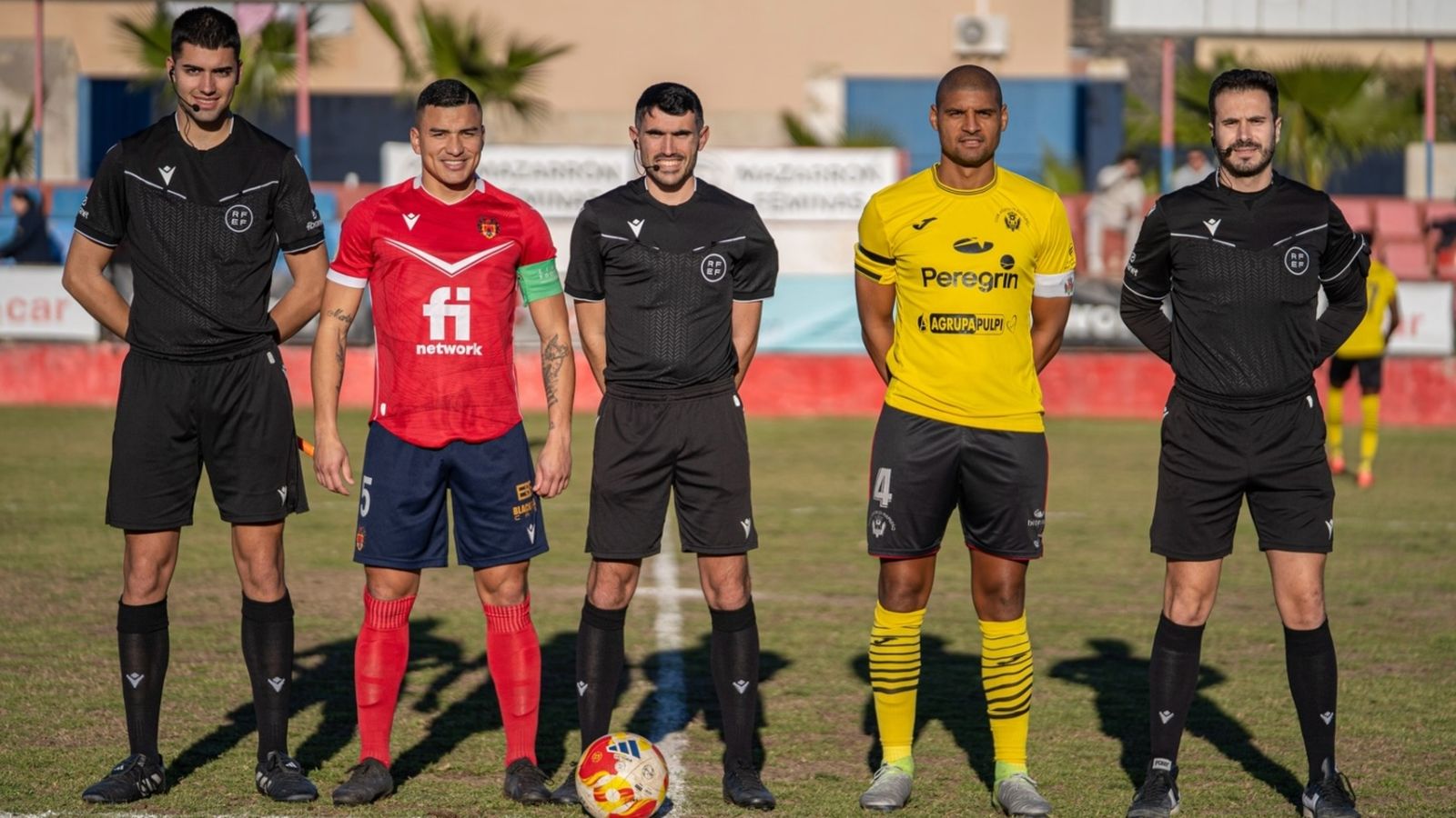 Los capitanes del Pulpileño y el Mazarrón, junto con el trío arbitral, en el último partido de los almerienses.