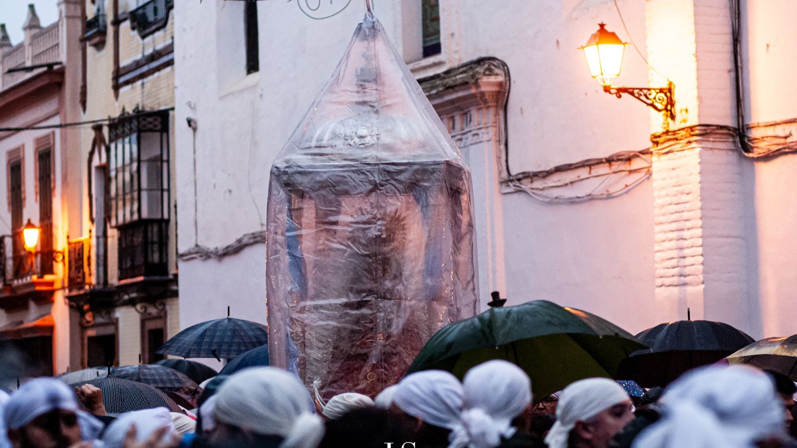 La Virgen de Setefilla, cubierta con un impermeable durante su traslado al Santuario