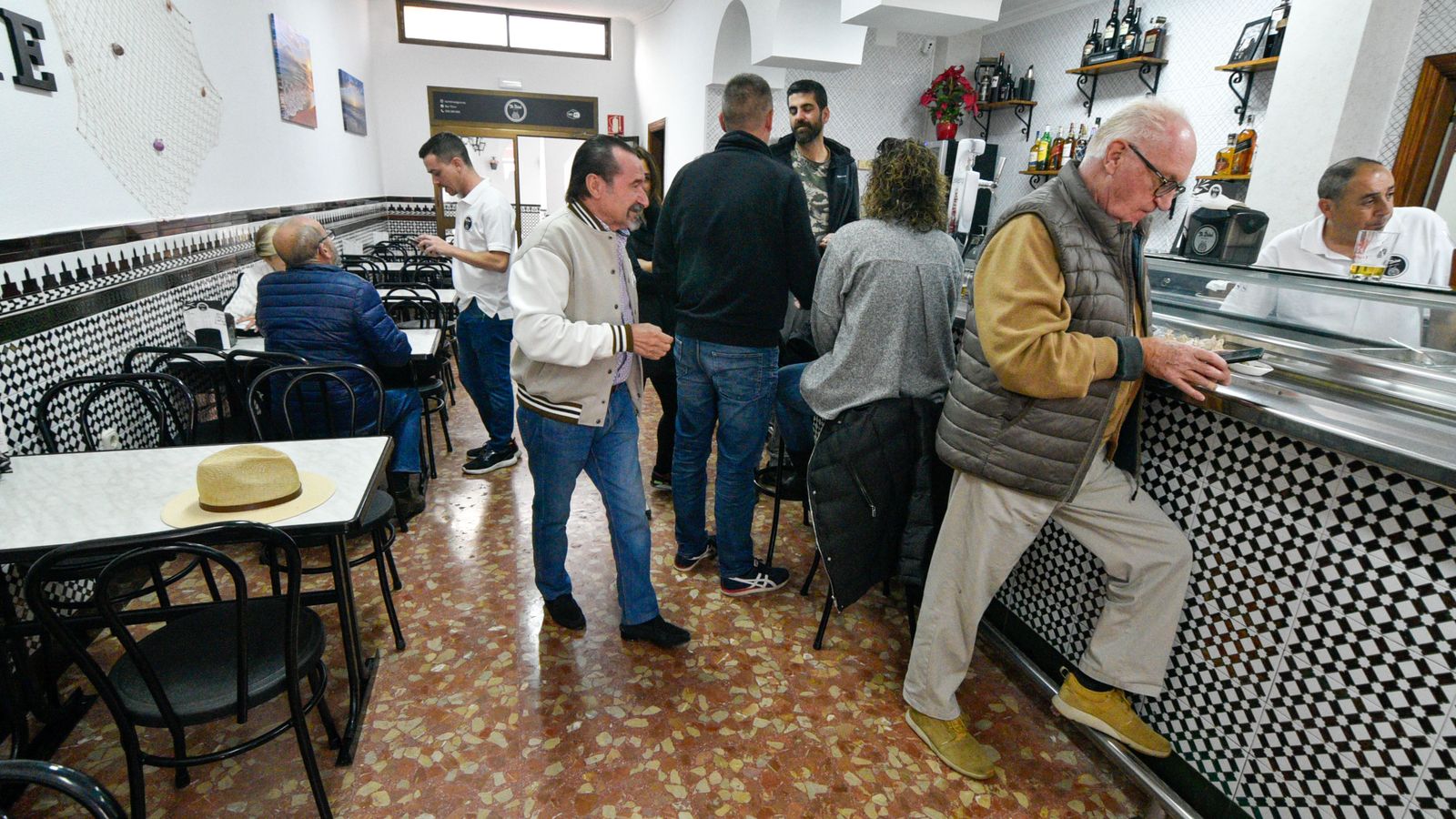 Las fotos del primer dia de reapertura del Bar 'Te dire' en Algeciras