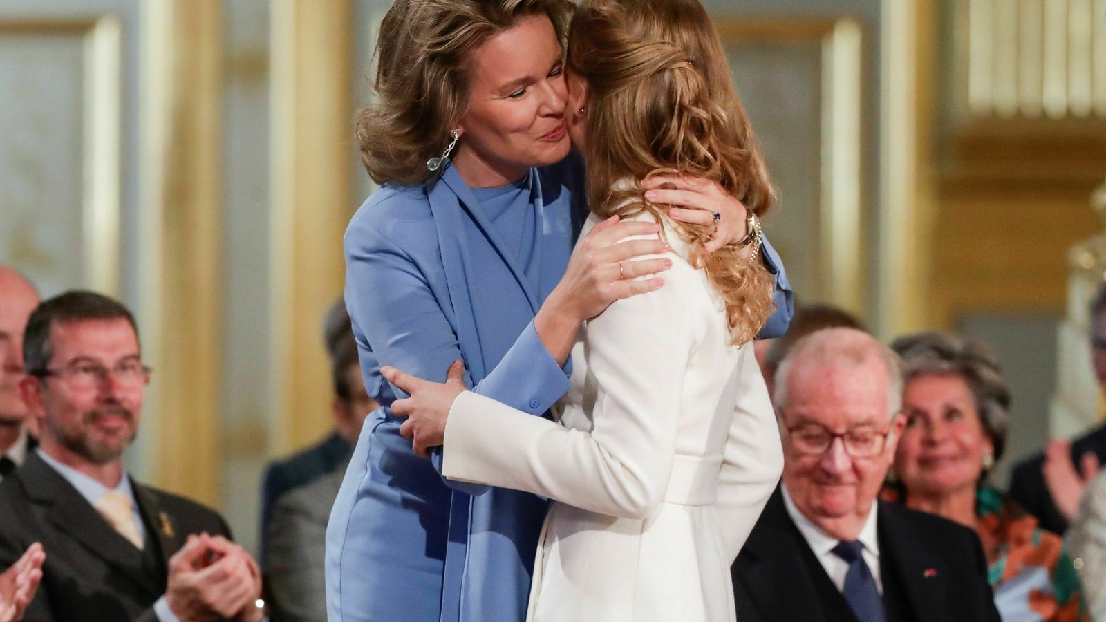La reina Matilde besa a su hija.