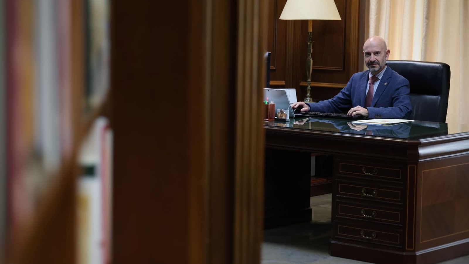 Salas en su despacho.